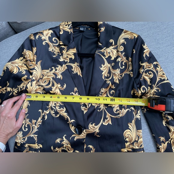 Size: M. 🤩 Eye-catching Blazer. 64% polyester/33% cotton. Worn 1x- like new! - Picture 7 of 9